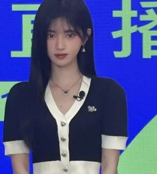 6月21日,鞠婧祎前往快手扫楼,一身温柔元气的造型和甜美的笑容在路人