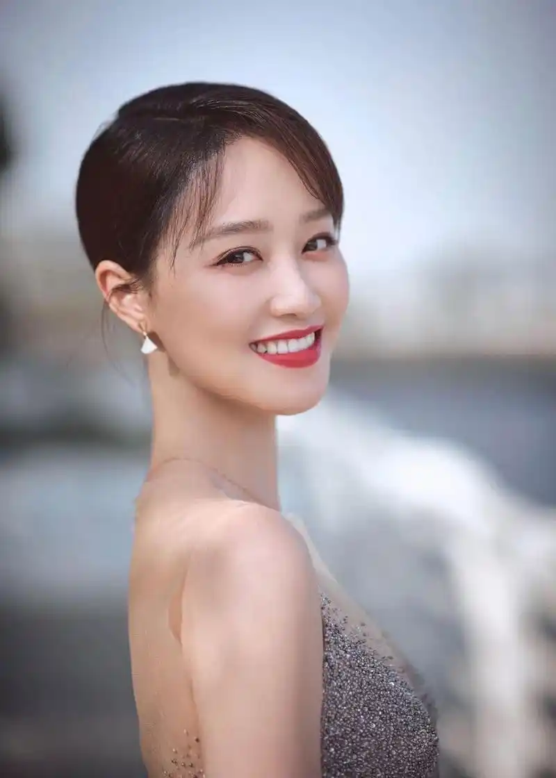 蓝盈莹一袭星空长裙,勾勒完美身材,宛若璀璨夜空中的精灵