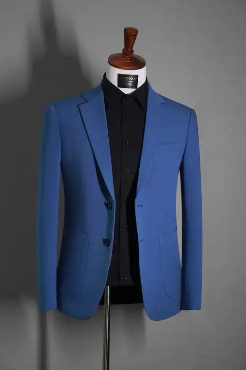 蓝色休闲款西服与黑色衬衫的完美结合