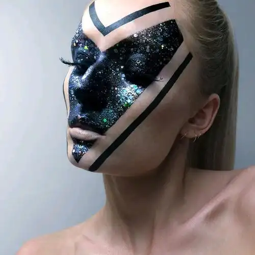 如此夸张的妆容在t台上舞台上戏剧中以及时尚写真中都是很常见的