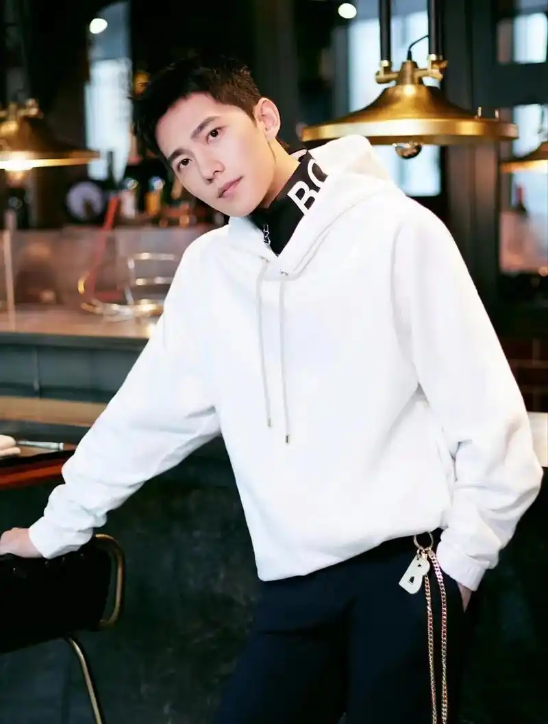 杨洋最新图片 - 抖音