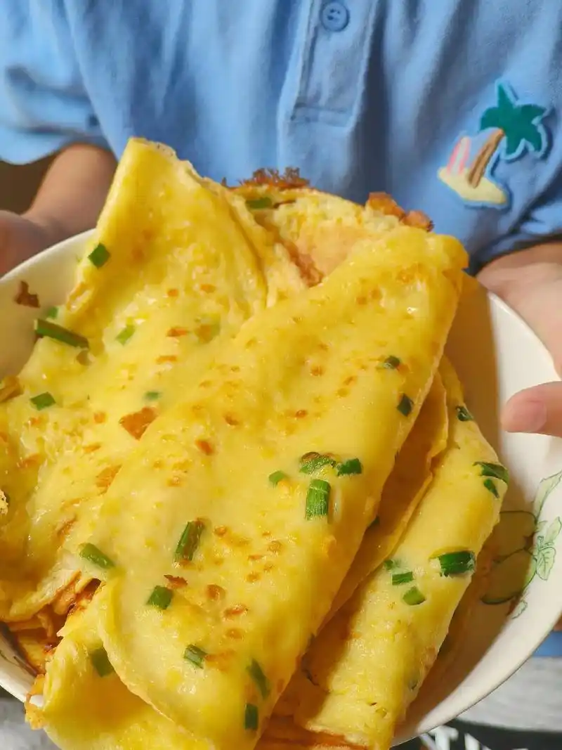 简单易做的鸡蛋饼7-27.又到了"用"小朋友的时候了 煮个早 - 抖音