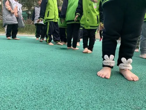 小脚丫感受大地