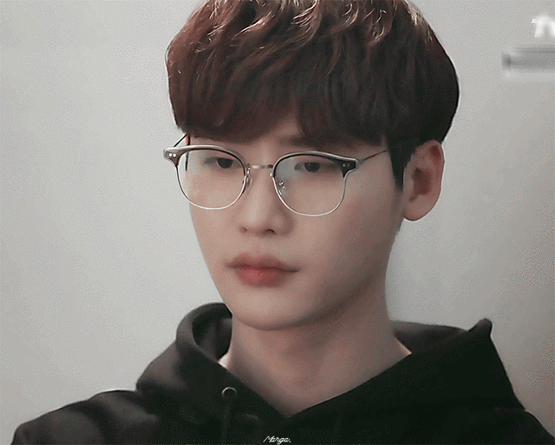 戴眼镜的李钟硕太可了