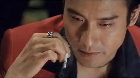 梁家辉刘德华不仅长得帅,连抽烟的动作也是帅到没朋友,还有些许的邻家