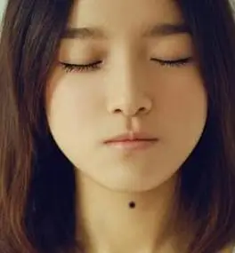 男女问题上容易被异性牵着走,易桃花劫;脖子正中长个痣的有富贵命