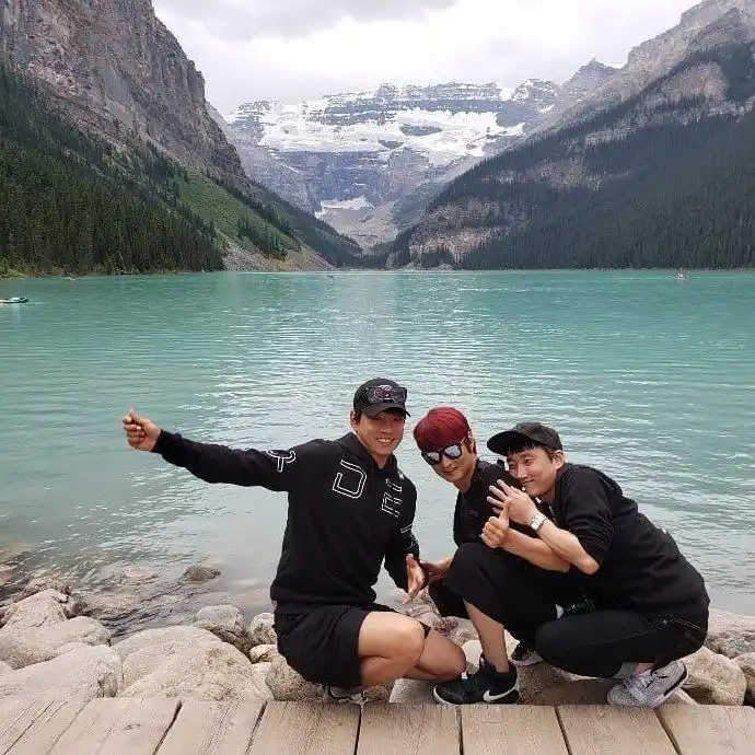 戏精三人组加拿大旅游 解锁各种合影逗比pose