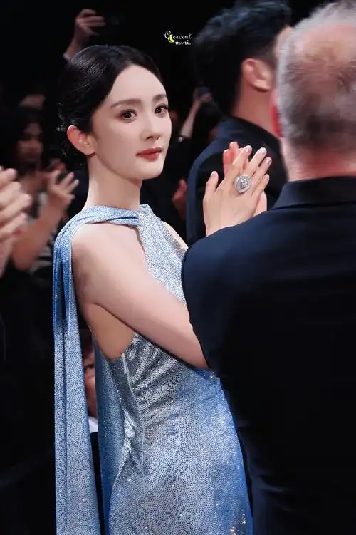 杨幂戛纳生图##杨幂戛纳造型##酱园弄戛纳红毯亮相##酱园弄剧组戛纳w