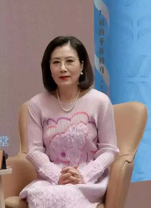 汪明荃近照引热议!头发黑亮茂密,手指如剥葱,完全不像已经76