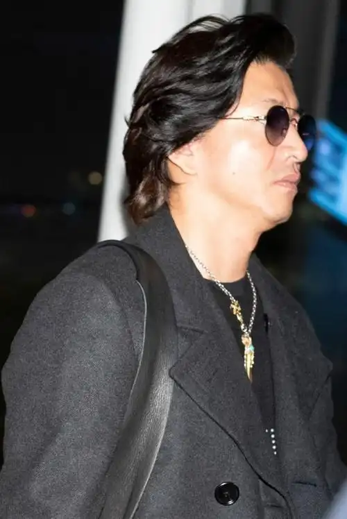 日本周刊媒体晒出几张木村拓哉的近照,在照片中的木村拓哉已经是发福