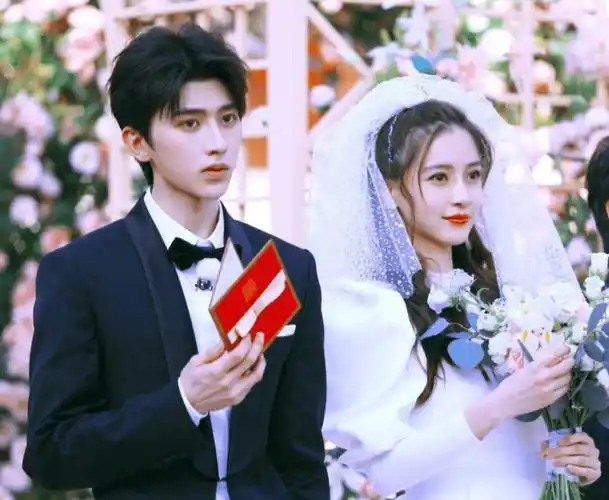 蔡徐坤被曝与二字一线女星恋爱,有线索指向杨颖和白鹿两人!