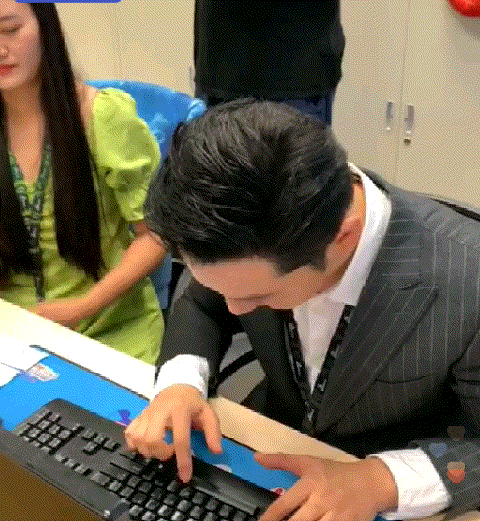 黄晓明这标准的老年人一指禅,真的分分钟想给他弄个语音输入.