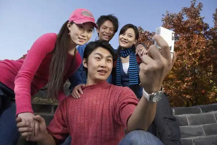 东方人,成年人,四个人,摄影师,笑,微笑,露齿笑,横图,竖图,室外,白天