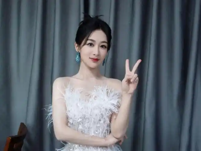 《国色芳华》再引热议,杨紫唐装造型绝美,二搭李现同框画面太甜_腾讯