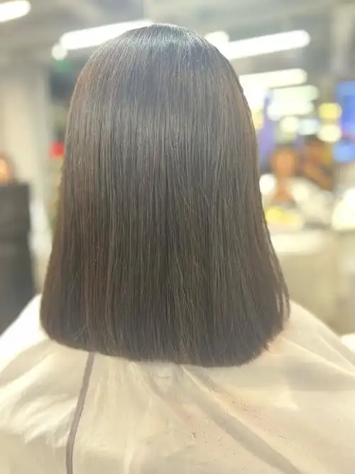 法式刘海带有一些自然的弧度和碎发,能够很好地修饰额头两侧,使额头看