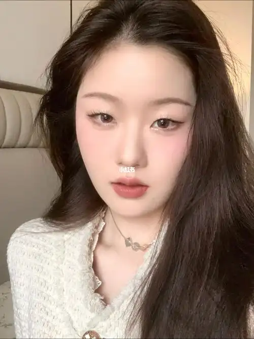 单眼皮妆容淡妆的明媚大气感