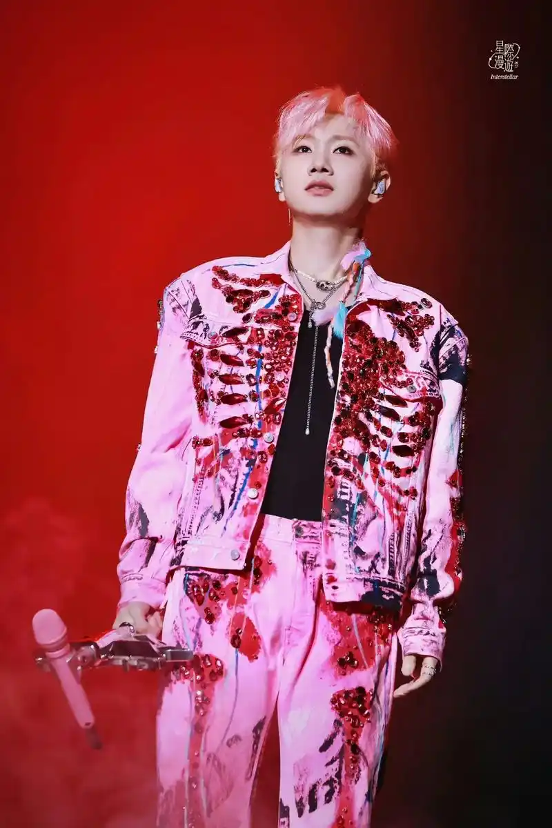 被爱意包围的大帅哥,祝你快乐@汪苏泷  图片源自水印 #汪苏 - 抖音