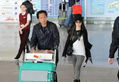 天涯还曝出一张照片:刘亦菲坐在陈金飞旁边,而母亲刘晓莉坐在后边,桌