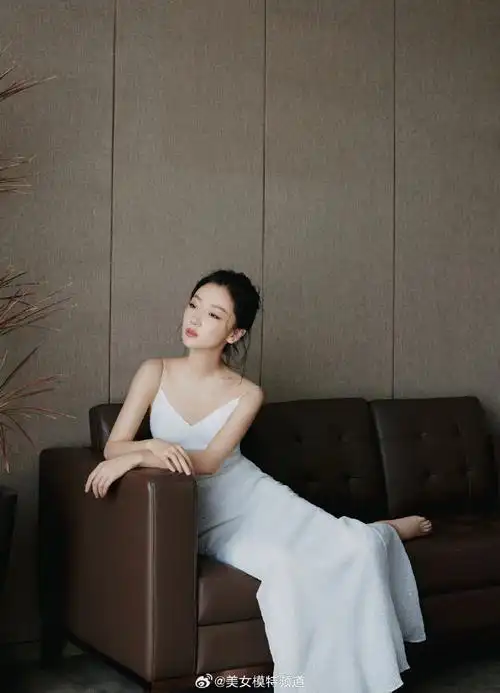 周冬雨白色吊带裙造型写真