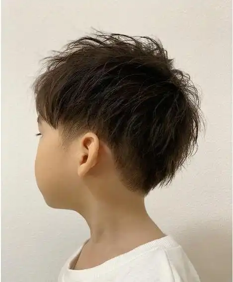 也是一款个性十足的帅气发型,既有短发的清爽效果,又有长发的造型感