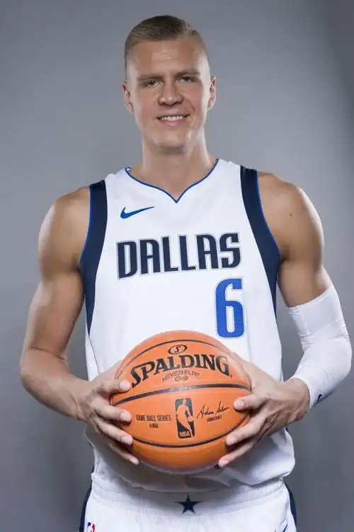 球迷屋10月16日讯 近日,独行侠球员波尔津吉斯接受采访谈到了自己的