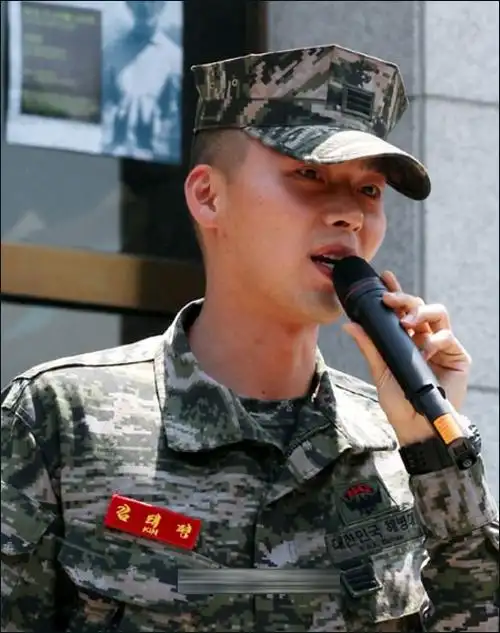 玄彬入伍近照曝光 军装现身韩高校遭围堵(图)