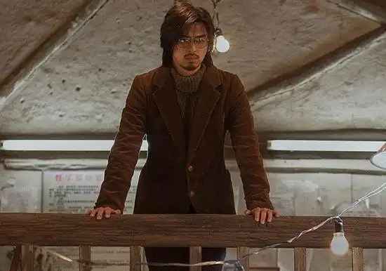 陈柏霖饰演教师"江河"由韩寒执导的处女作电影《后会无期》正在热映中