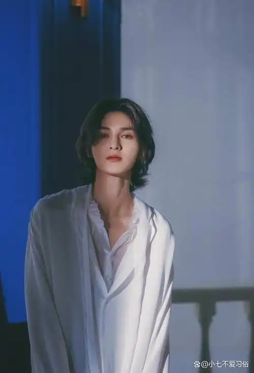 朱正廷"长发"造型大片,穿白色衬衫,展现中世纪贵族的气质