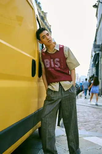 王子异图片 王子异帅气街拍图片