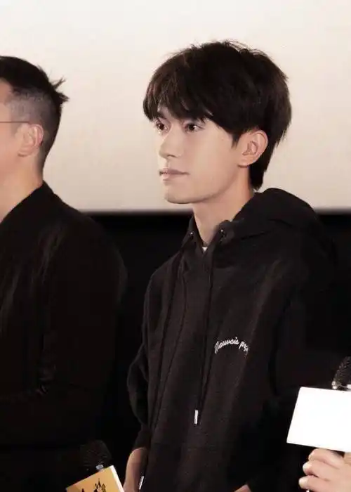 原创少年的你票房破三亿易烊千玺带胖虎客串打手造型有点凶