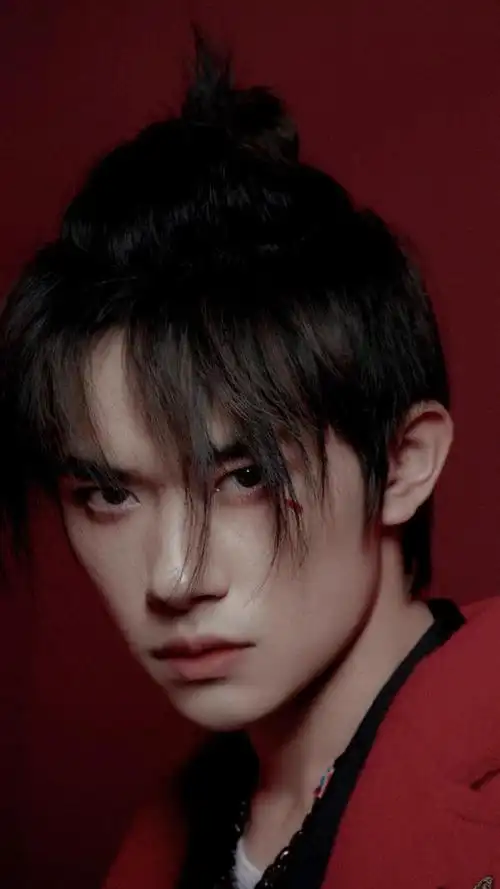 青春少年易烊千玺个性写真