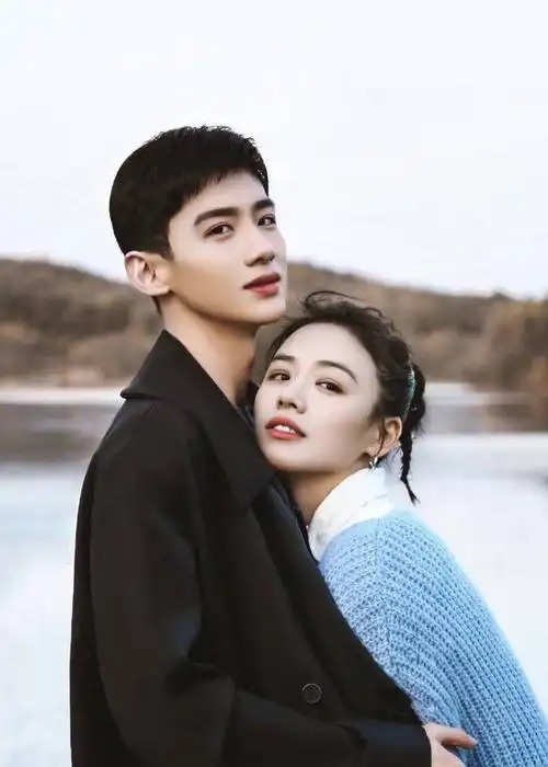 白敬亭亲到马思纯鼻子上了热搜