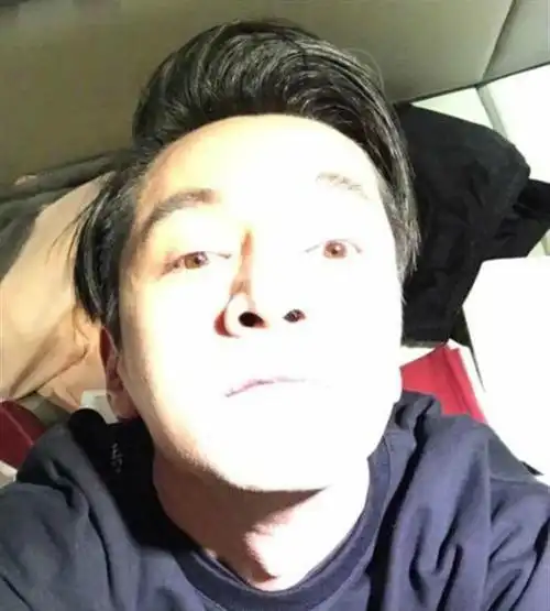 不要偶像包袱!胡歌晒搞怪仰脸自拍照