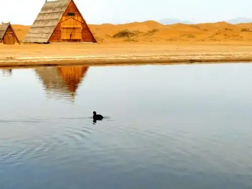 腾格里沙漠月亮湖