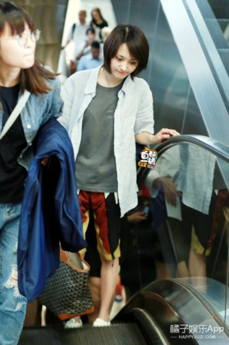 "立夏"郑爽素颜现身机场!清爽舒服的打扮还是那个她