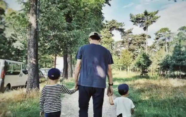 演员靳东被评国家一级演员和妻子李佳结婚多年至今恩爱如初