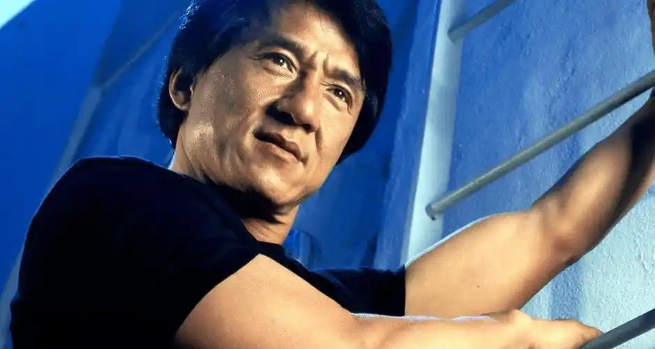 原创笑翻了泪目70岁的成龙大哥头发花白皱纹明显他已经走上了另一条