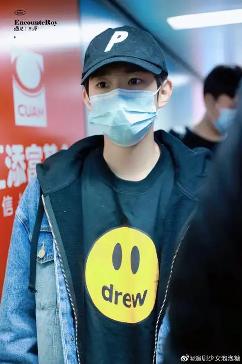 王源牛仔外套机场饭拍##王源牛仔外套机场路透