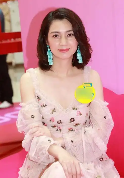 48岁洪欣真显年轻,穿露肩粉裙出席活动,搭微卷短发气质出众