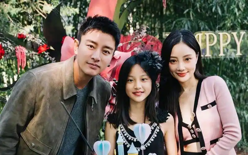 李小璐与前夫贾乃亮罕见合体,为甜馨庆生晒全家福,网友:复合吧