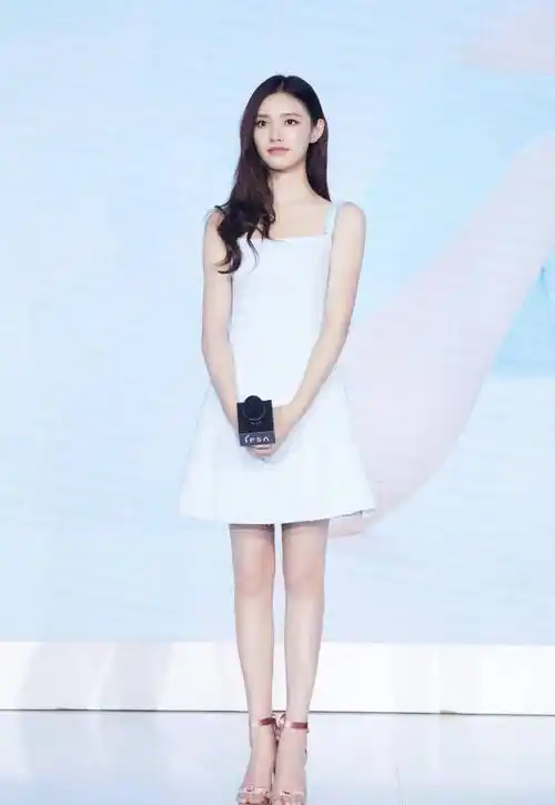 被24岁林允惊艳了穿露背印花长裙配珍珠头饰s型身材太迷人