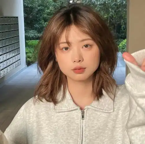 适合圆脸女生的发型八字刘海(根据脸型选发型)-换车网