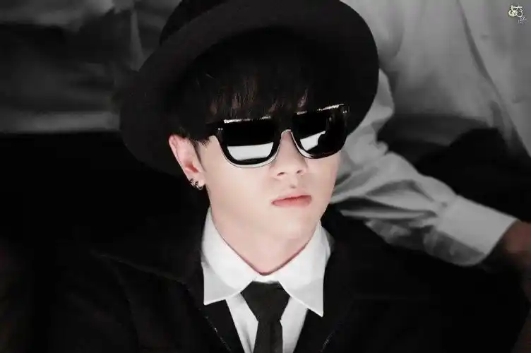 华晨宇壁纸喜欢你这件事像夏天的草莓气泡水充满甜甜的味道