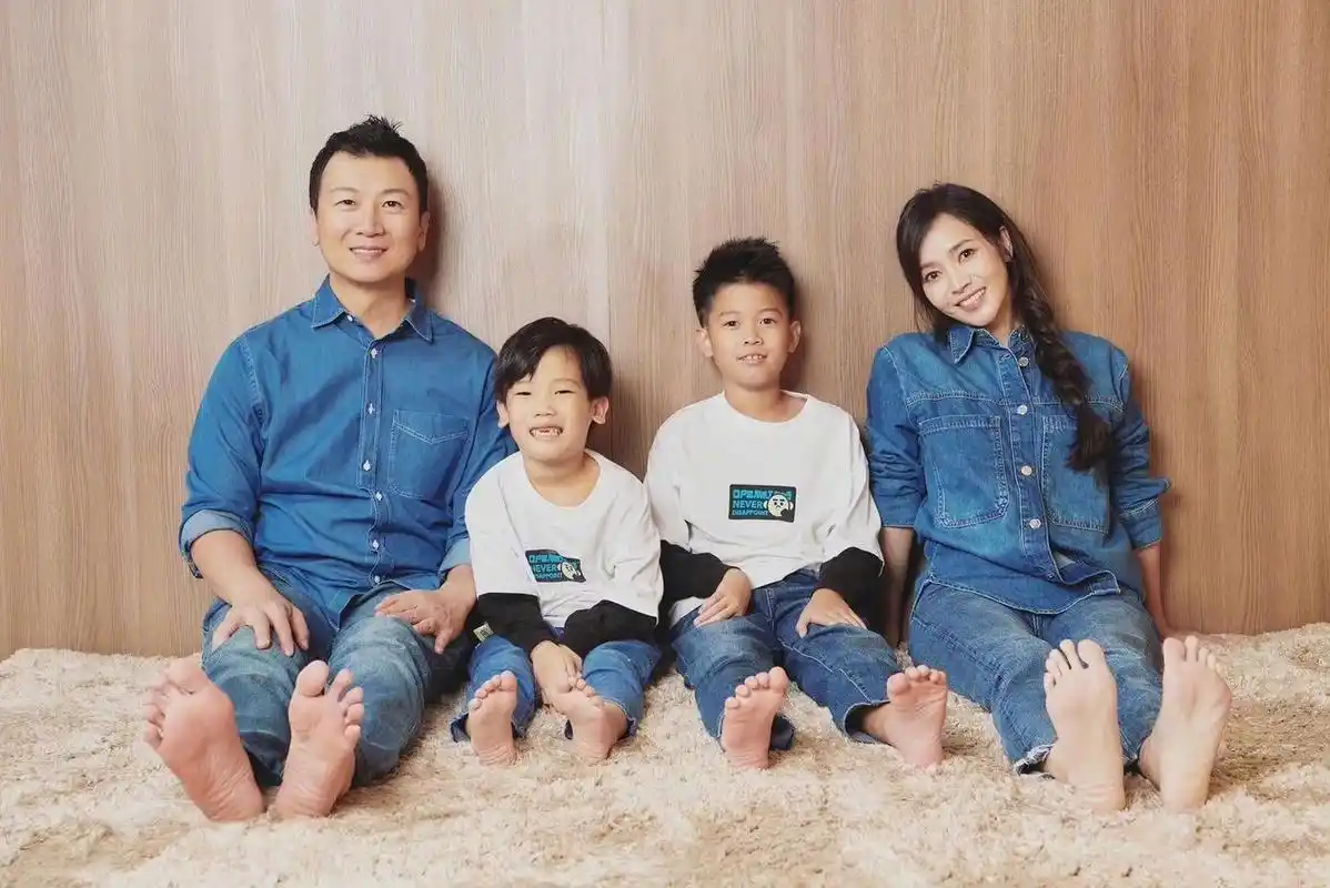 侯佩岑发文庆祝与老公结婚12周年,一家四口好幸福