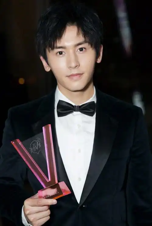 张哲瀚复古风丝绒西装活动照图片