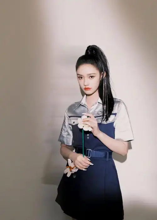 林允钻石链条高马尾##林允闪钻女团妆造型