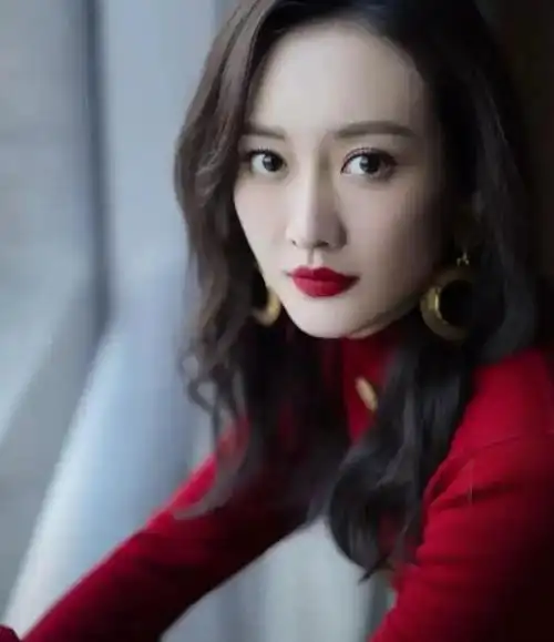 王鸥恋后失事业,托付后半生于相声名角,中年妇女的选择谜之操作