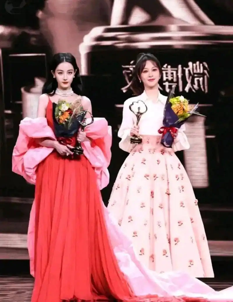 杨紫 vs迪丽热巴同框 杨紫这颜值直接秒杀迪丽热巴, 因为杨紫这件礼服