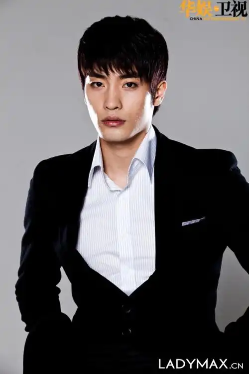 坎坷的穷家女丹丝兰(林秀香饰)为了补贴家用偶然到有钱人家跳古典舞