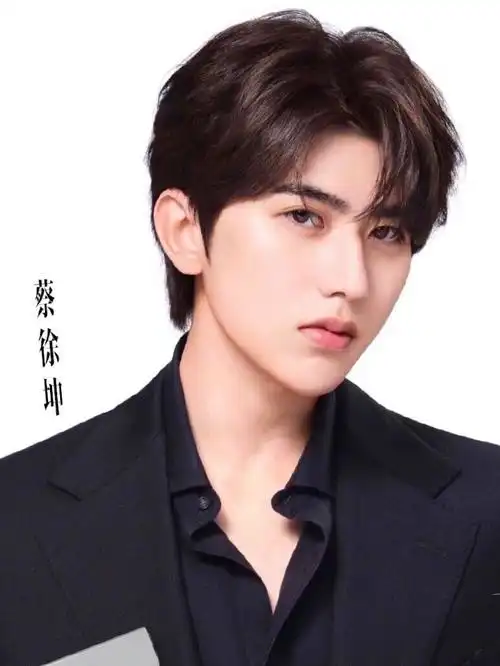 蔡徐坤期待11月18日elle风尚大典!